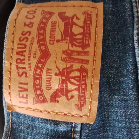 Levi's woman size 33 mid-length denim jean shorts - Picture 3 of 5